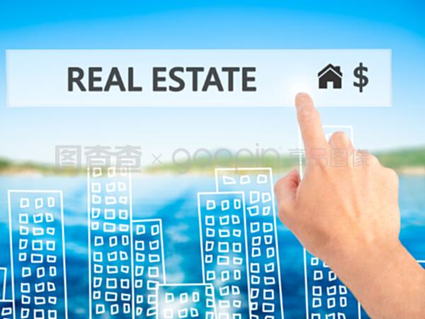 房地產(chǎn)經(jīng)紀人按下虛擬屏幕上的按鈕